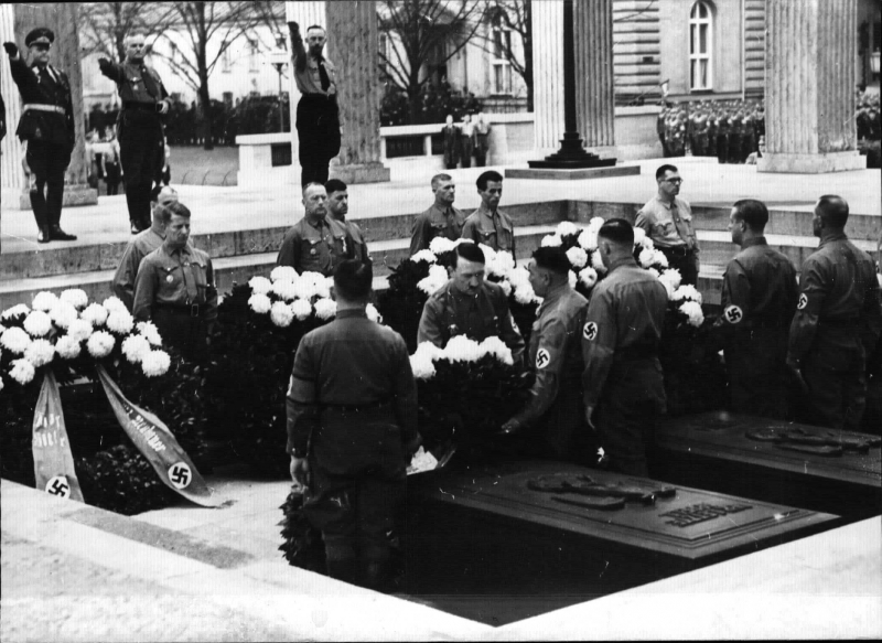 Adolf Hilter lays a wreath in Munich's Ehrentempel during the commemoration of the Beer hall putsch